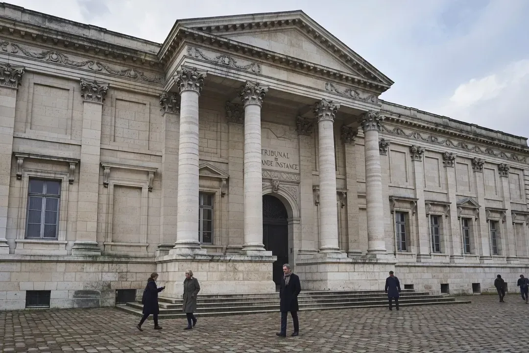 Façade de palais de justice français, architecture documentaire